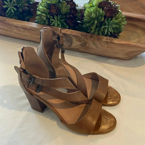 Crevo Tallulah Block Heel Sandals  Women's size 8  Chestnut‎ EUC - Picture 1 of 5